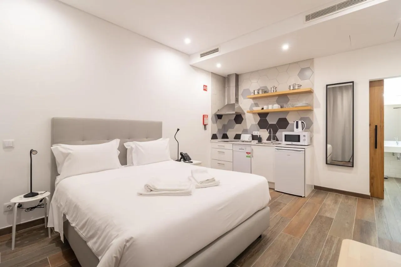 Roots Hotel Faro 0*,